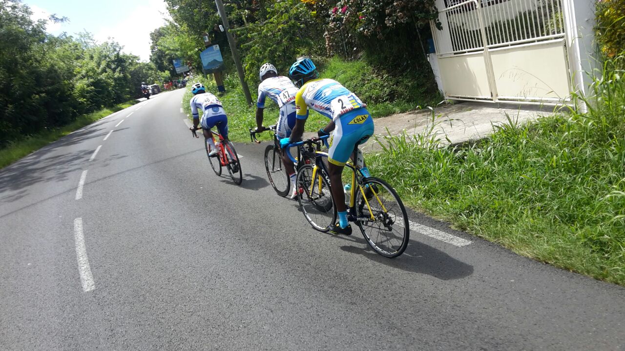 Christopher Bellemare (JC 231), Léonardo Mazara Luisito (République Dominicaine) et Emile Demazy (UCS) dans la montée de Morne Blanc au Diamant