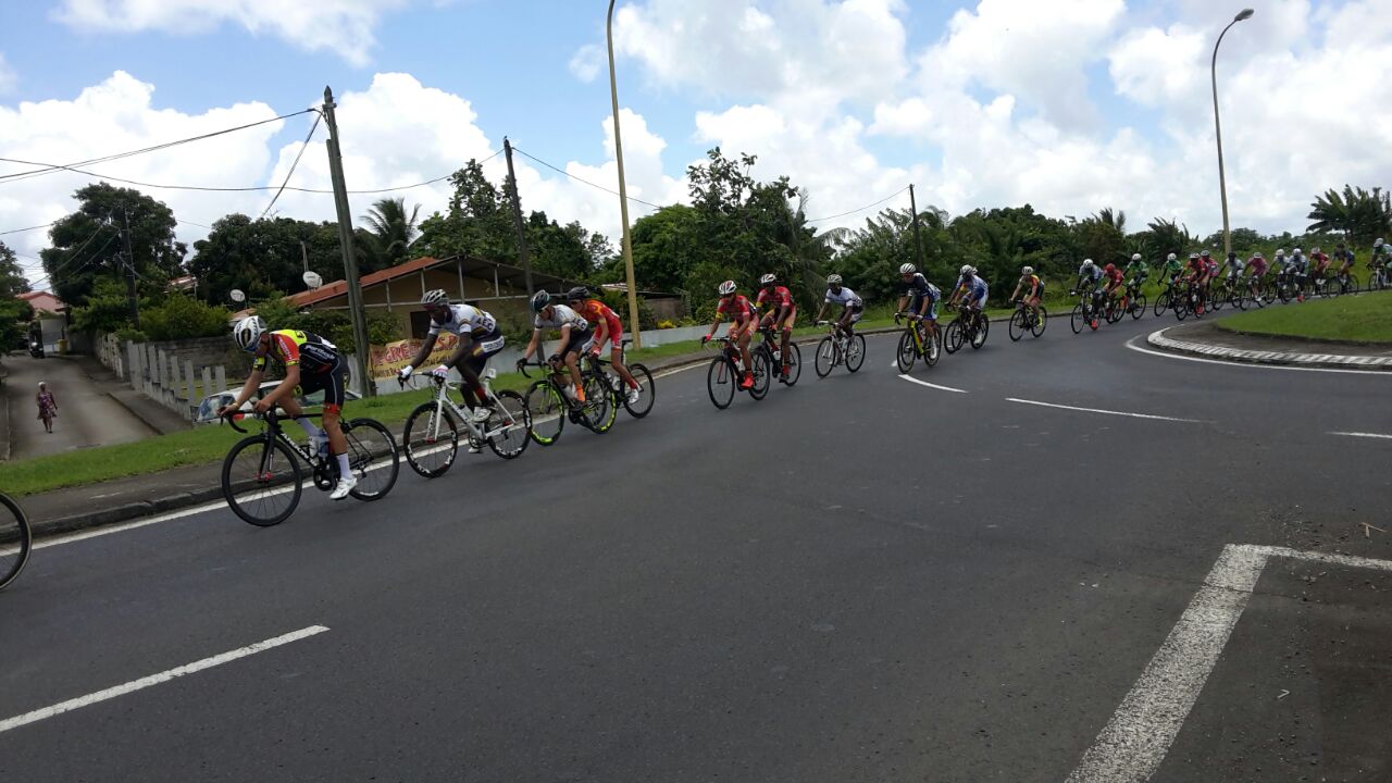 Le peloton lors de son passage à Rivière-Salée
