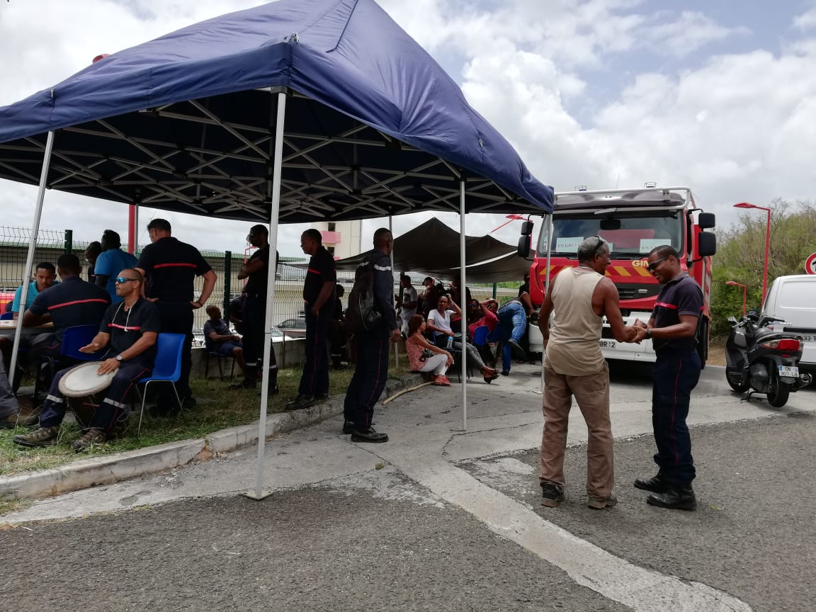 Pompiers devant la caserne