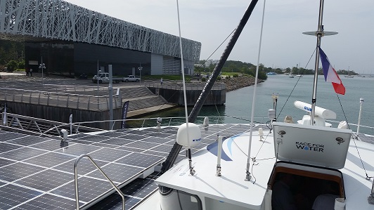 Le Race For Water se trouve devant le Mémorial Acte