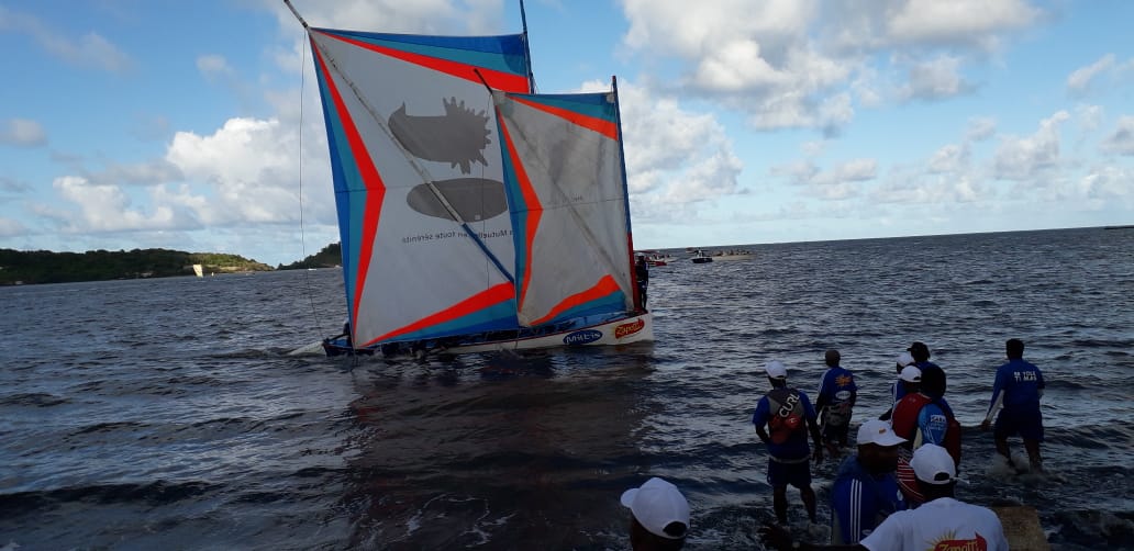 grande yole sur la mer