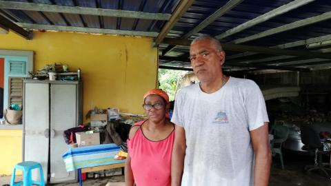 Résidents d'une maison endommagée à Sainte Marie