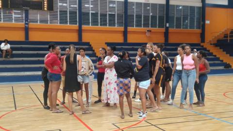 Le parquet envahi par les joueuses de plusieurs clubs.