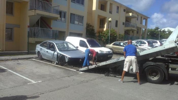 20 000 véhicules hors d’usage pourrissent sur les routes de Martinique