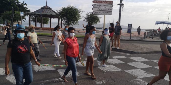 Des rubans en madras permettent de respecter la distanciation  