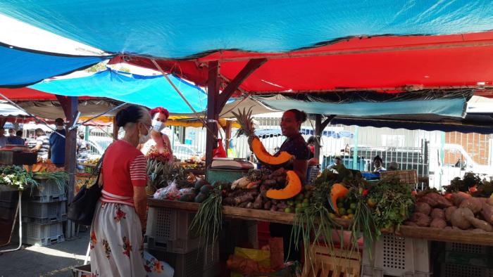 Marché vendeuse marchande