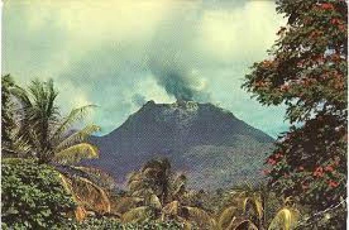 Soufrière Guadeloupe en éruption 