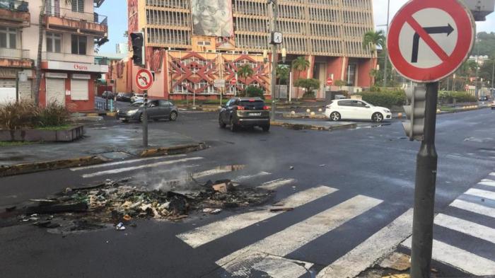 Reste d'incendies dans la rue
