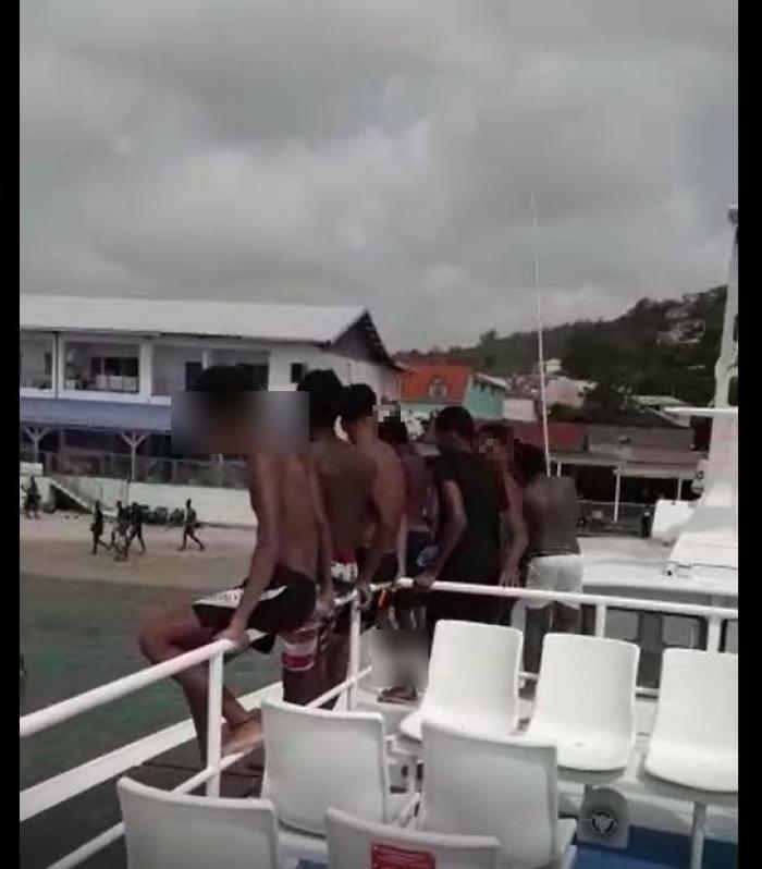 Des jeunes sautent des navettes