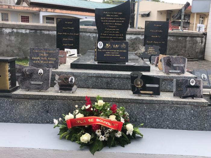 Dépôt de gerbe cimetière Crash 16 août 2005