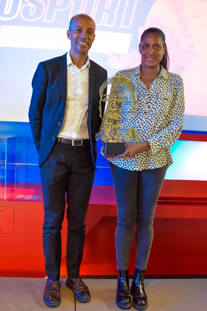 Marie-José Pérec reçoit un prix à son effigie des mains de Stéphane Diagana