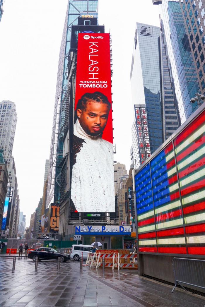 Affichage à times square pour l'album "Tombolo" de kalash