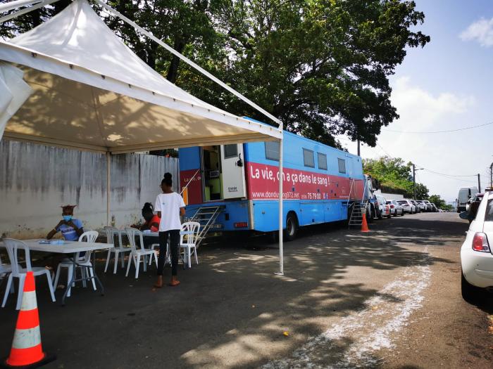 Point de collecte de don du sang, sur le parking de RCI