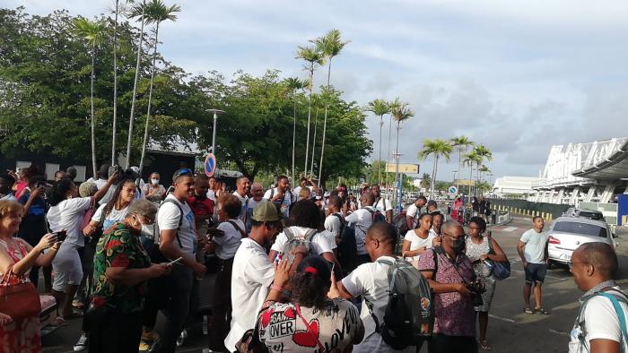 L'équipage Bwa Viré à son son arrivée à l'aéroport Aimé Césaire