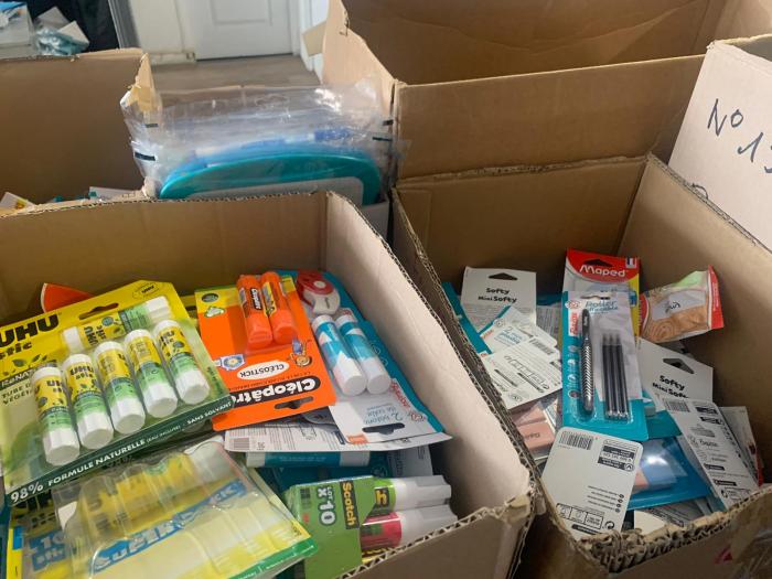 Tri des fournitures scolaires collectées par la Croix-Rouge