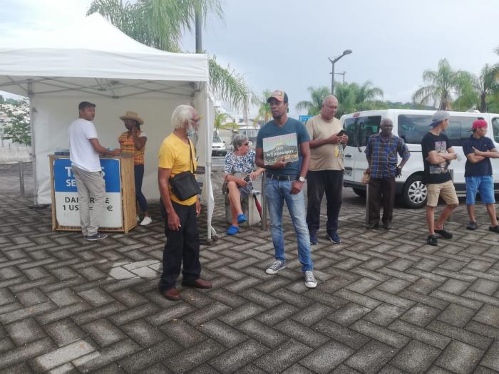 Reprise des activités de croisière : les professionnels du tourisme attendent de pied ferme les premiers croisiéristes du Celebrity Equinox, à la Pointe Simon