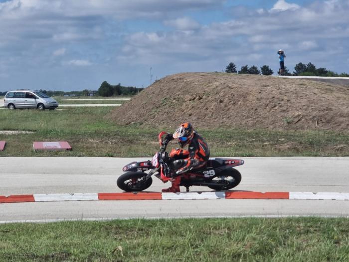 Giani Catorc, champion d'Europe Supermotard en catégorie S3 250cc, au guidon de sa 125