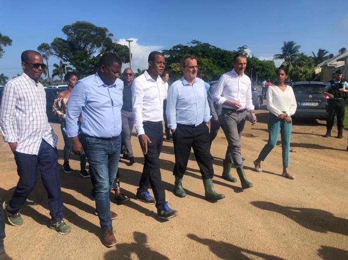 Jean-François Carenco et Ferdy Louisy, à la visite des sinistrés, à Goyave