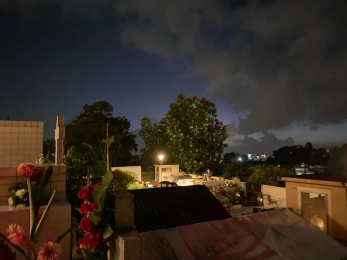cimetière illuminé pour la fête des morts