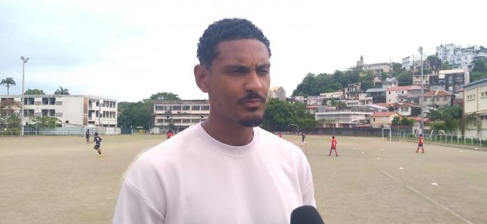 Sébastien Haller avec les jeunes Martiniquais.