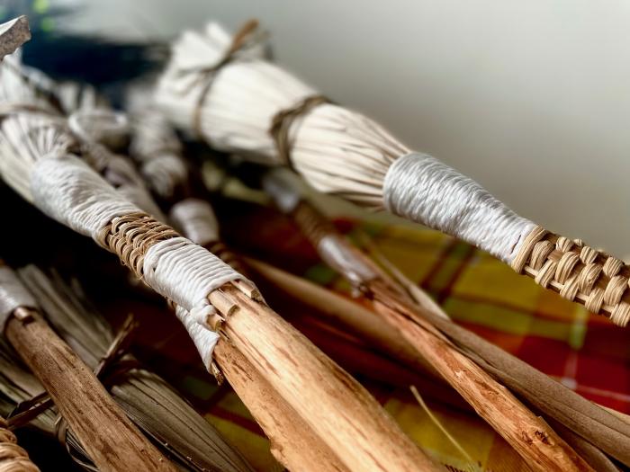 Des balais confectionnés avec des feuilles de latanier 