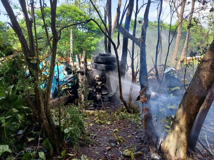 camion toupie à béton en feu
