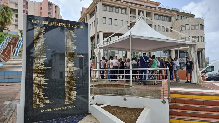 Hommage aux victimes du crash de Maracaïbo.