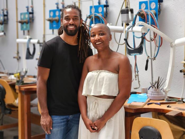 Indra Eudaric, lauréat en duo du prix Hermès des accessoires de mode et Adeline Chapin créatrice de bijoux et documentaliste 