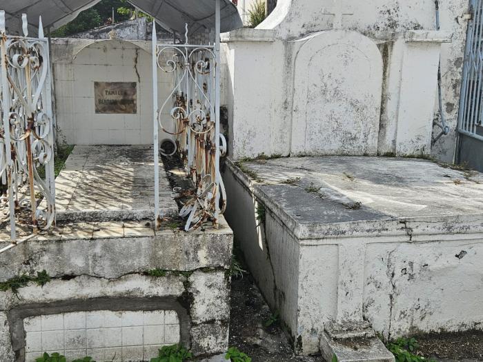 tombe abandonnée Fort-de-France