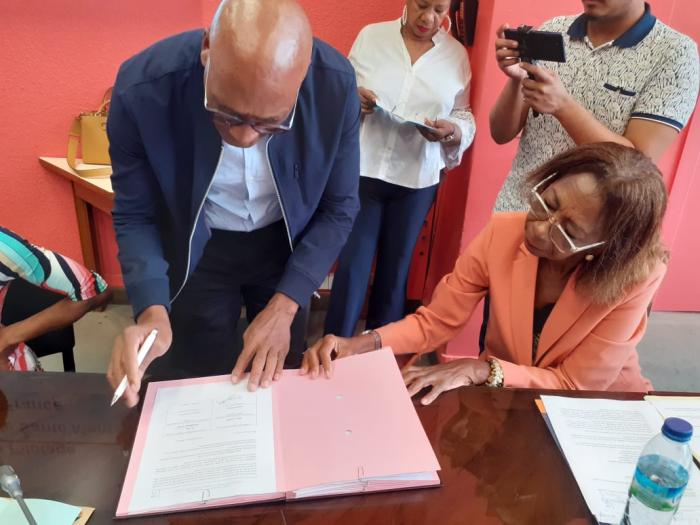 Un homme signe la convention du CLSM de Fort-de-France