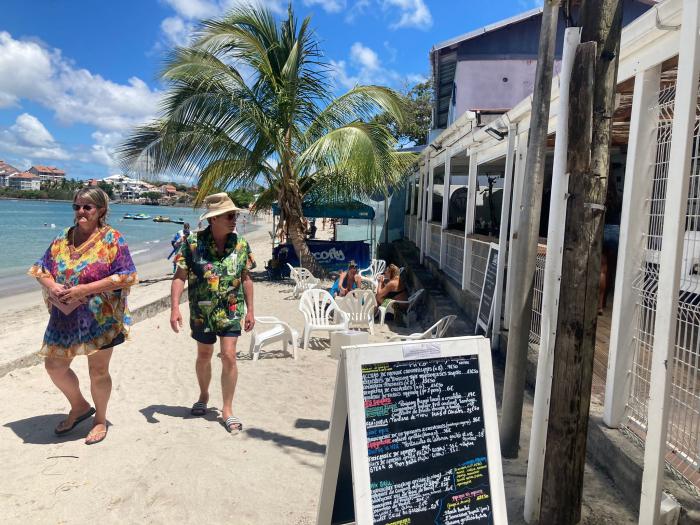 Anse Mitan touristes vedettes tropicales restaurant