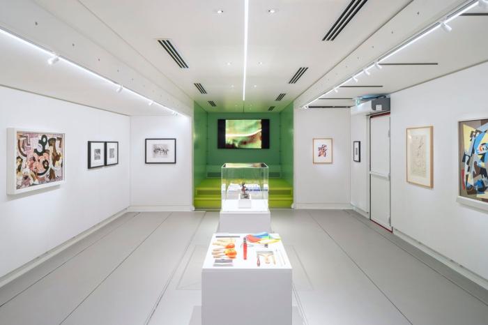 L'intérieur du MuMo, camion musée du Centre Pompidou