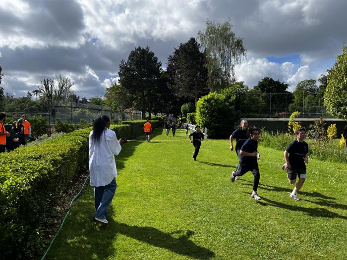 Marie-José Pérec encouragent les jeunes coureurs