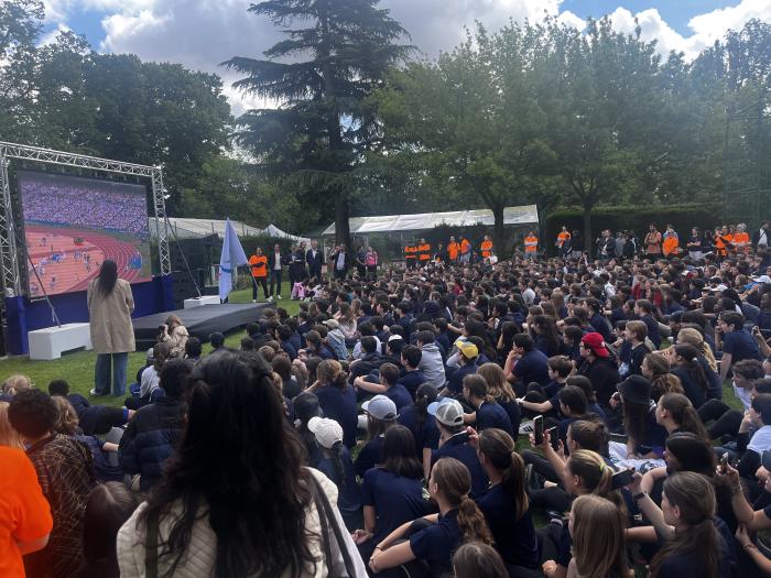 Les collégiens regardent les retransmissions des courses de Marie-José Pérec