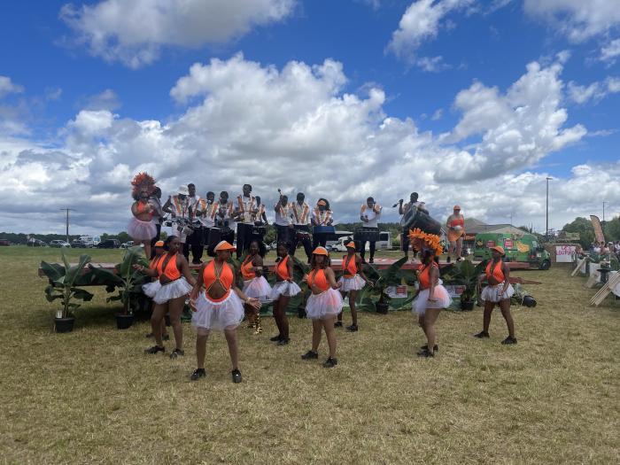 Le groupe Ethnick 97 a mis l'ambiance sur le parcours du Tour de France