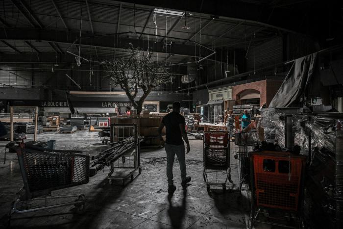 Carrefour Market incendié. Photo AFP