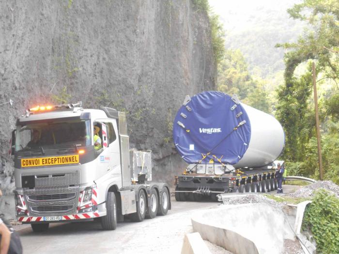 50 mètres de long, 70 tonnes, les éoliennes arrivent progressivement à Grand Rivière