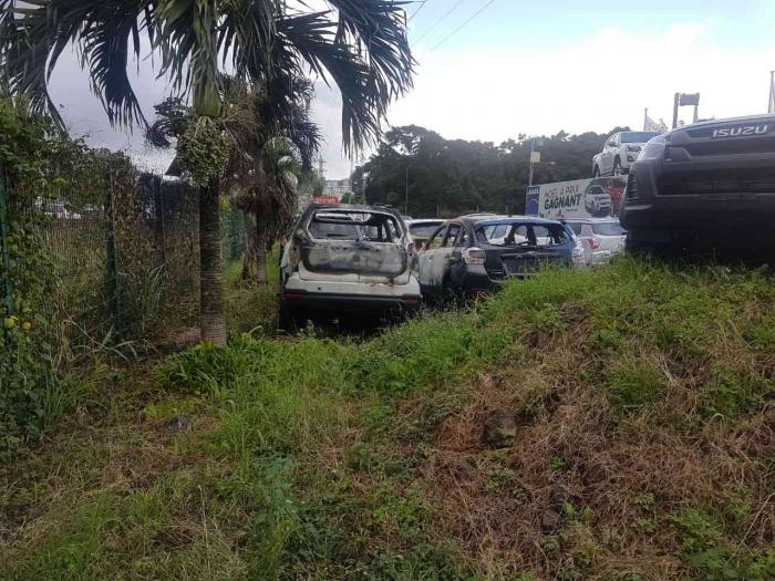 7 véhicules détruits dans un parc automobile à Fort-de-France