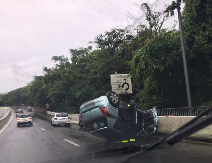Accident après le virage de Madiana. Une voiture sur le toit