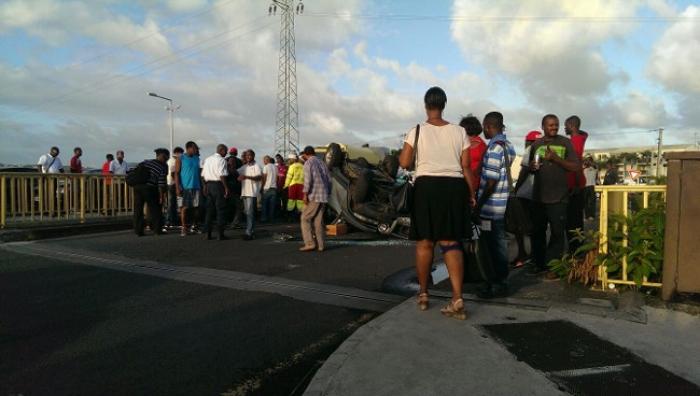 Accident spectaculaire entre 2 voitures