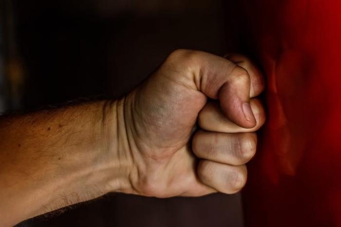 Accrochage sur la route : il roue de coups un homme âgé