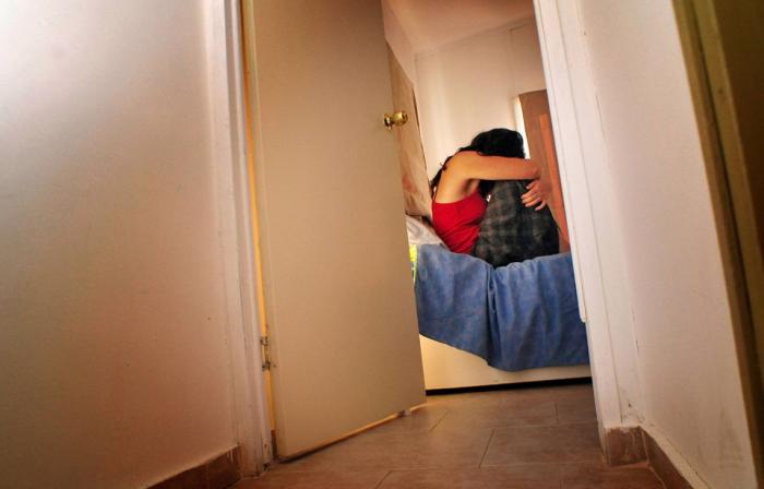 Agressée sexuellement par son conjoint et un ami