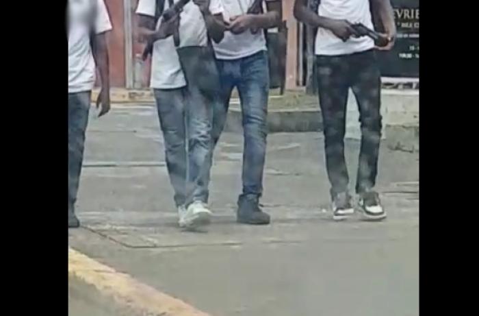 Armes factices à la main, 4 collégiens marchent devant la mairie de Fort-de-France