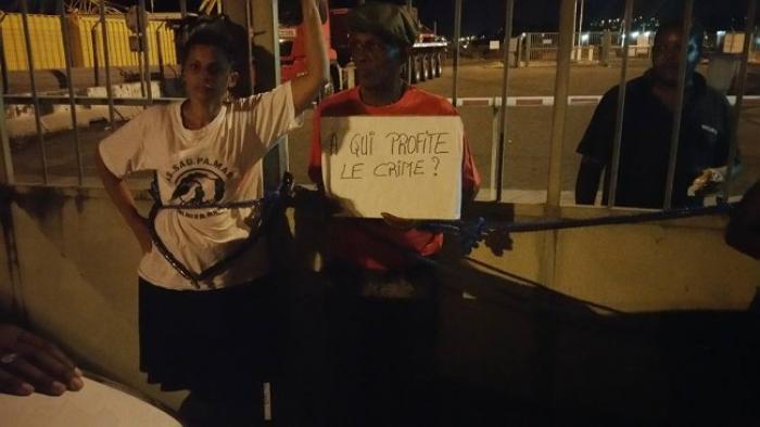 Assaupamar/Albioma : les militants écologistes s'attachent aux grilles du port