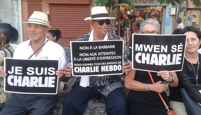 Attentat contre Charlie Hebdo : un rassemblement en hommage aux victimes