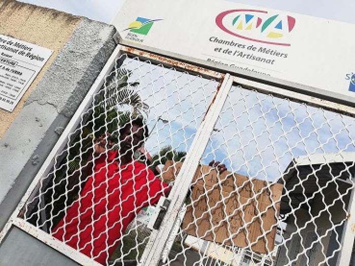 Blocage du CFA du Raizet: un futur artisan excédé brave le barrage