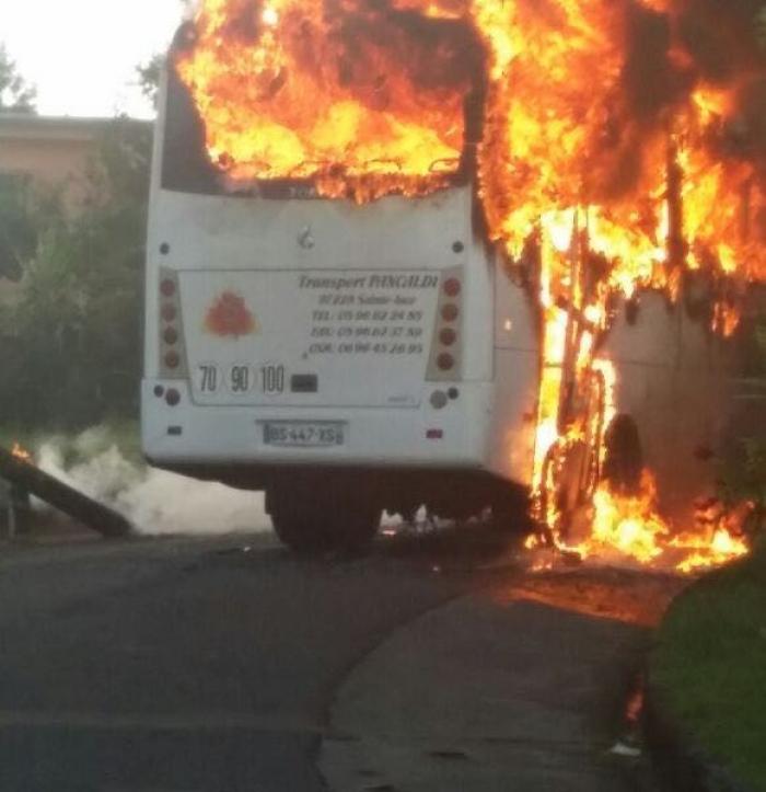 Bus scolaire en flamme : aucune victime