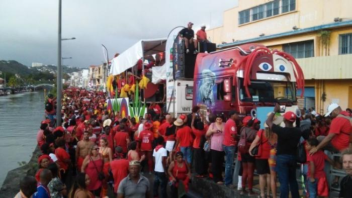 Carnaval 2017 : un jeune en scooter fonce dans la foule