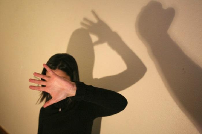 Conjoint violent: il lui transperçe la joue