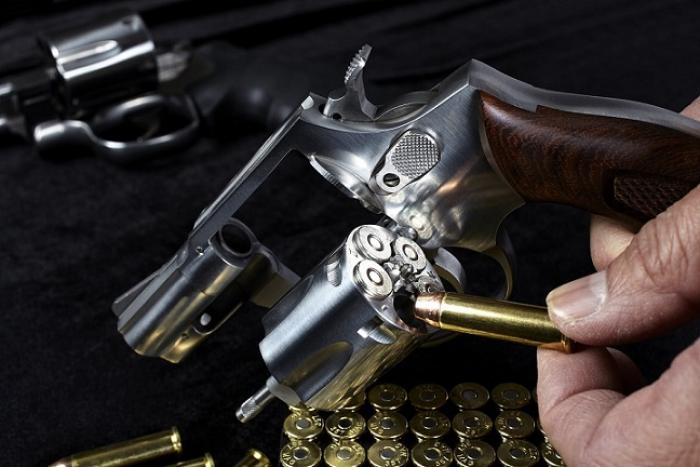 Contrôlé avec un 357 Magnum, il frappe les policiers